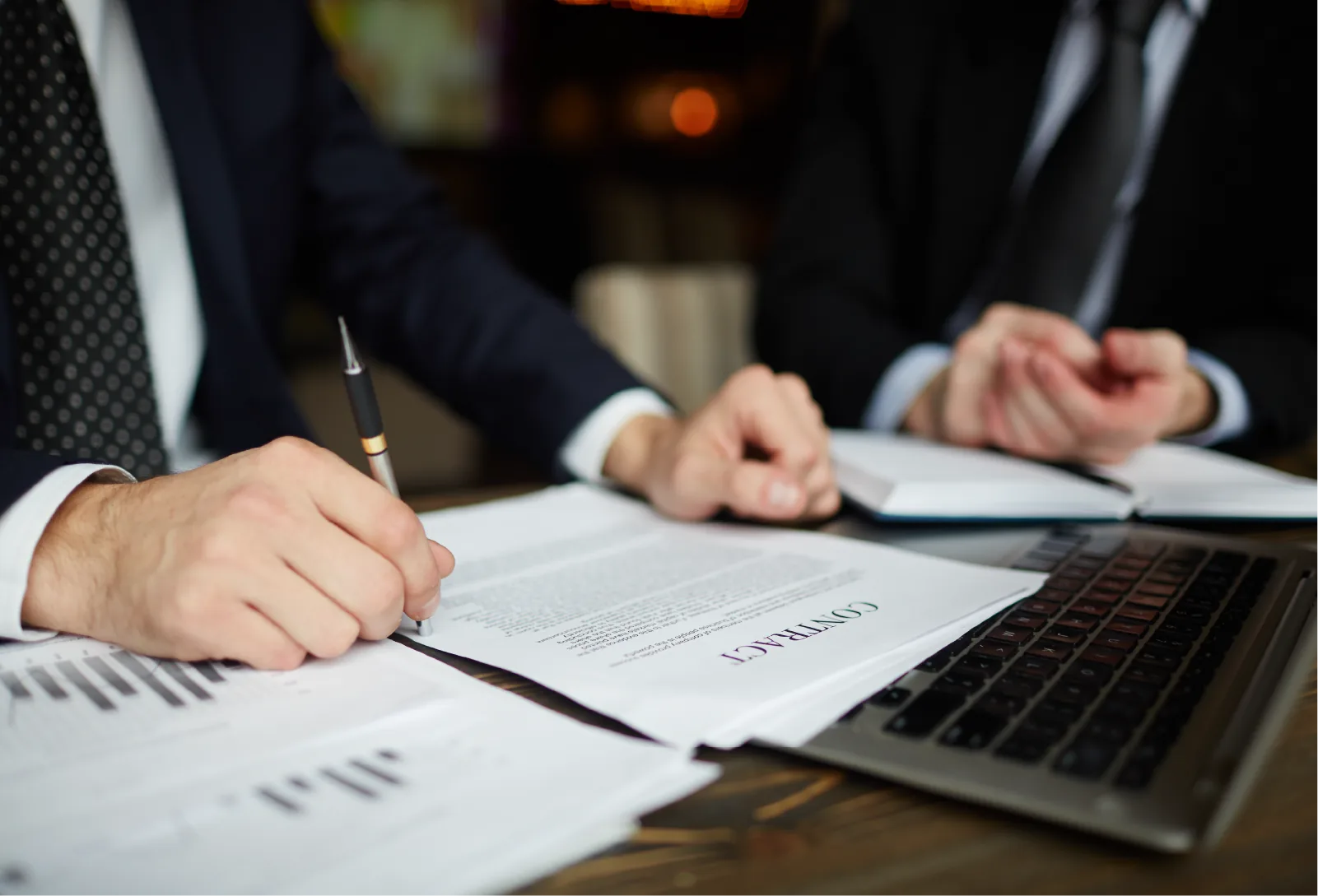 Advogados analisando um contrato em reunião